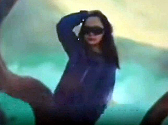 인도네시아의 유명 화산 관광지에서 기념사진을 촬영하던 여성이 75m 아래로 떨어져 숨졌다. 뉴욕포스트 보도화면 캡처