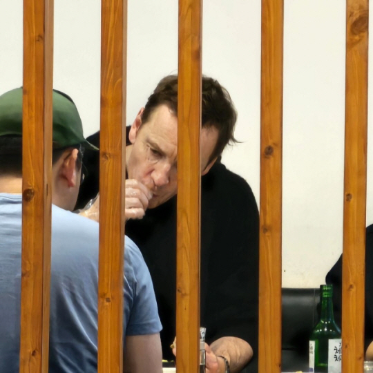 한국 식당에서 포착된 할리우드 배우 마이클 패스벤더. 온라인커뮤니티 캡처