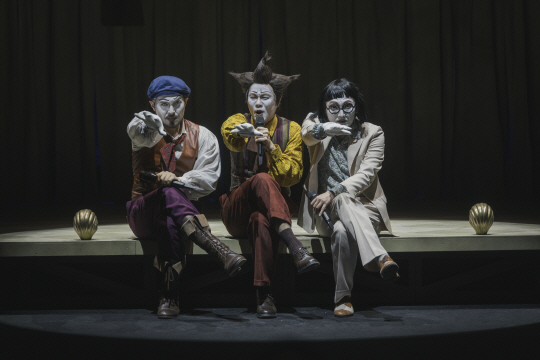 연극 ‘스카팽’의 한 장면. 왼쪽부터 배우 이중현, 박경주, 이호철. 국립극단 제공