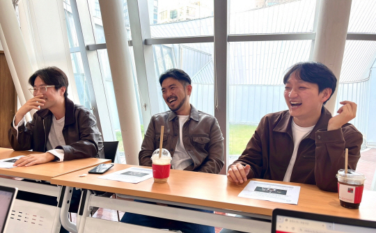 문화일보와 인터뷰하고 있는 스카팽 출연진. 왼쪽부터 배우 박경주, 이중현, 이호철. 국립극단 제공