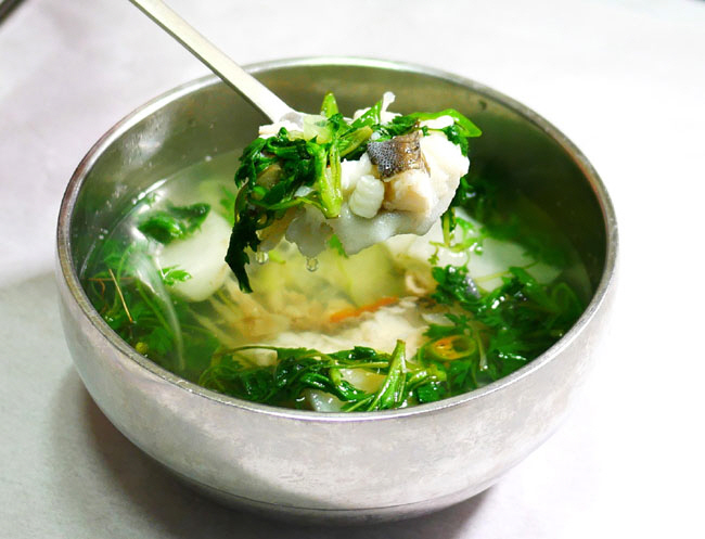 위 사진은 각종 재료를 우린 육수에 주꾸미를 넣어 데쳐 먹는 전남 장흥군 ‘삭금쭈꾸미’의 샤부샤부. 아래는 복국처럼 맑은 탕으로 끓여내는 경남 통영시 ‘동해식당’의 도다리쑥국.