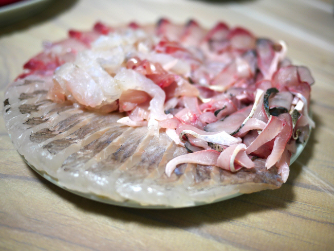 경남 창원시 진해구 ‘동방횟집’에서 가지런히 썰어낸 도다리 회.