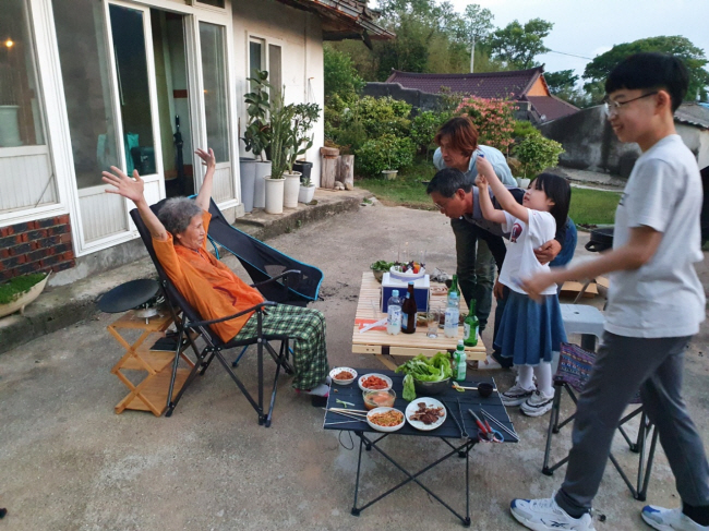 어머니 68세 생신 때 전남 함평 부모님 댁에서 부모님과 형, 그리고 아이들이 함께 찍은 사진.