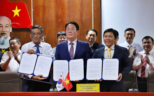 지난달 11일(현지시간) 진행된 ‘한-베트남 스마트 도시 사업 업무협약식’에 팜 민 트루엔(왼쪽부터) 베트남 과학기술부 이사, 전용주 디토닉 대표, 응우옌 민 호아 짜빈대 총장이 참석했다. 디토닉 제공