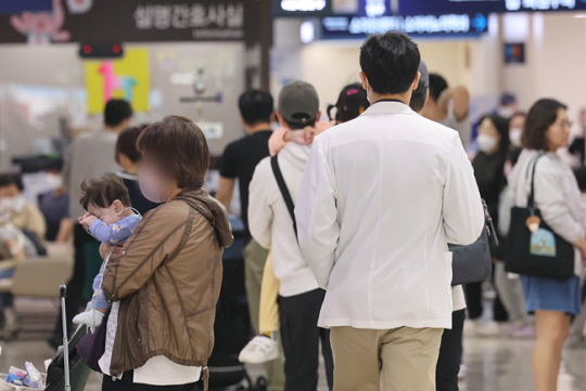 의대 교수들이 사직서를 제출한 지 한 달이 다 되어가며 사직이 현실화할 수 있다는 우려가 제기되는 가운데 24일 서울 시내 한 대학병원에서 의료 관계자가 이동하고 있다. 연합뉴스