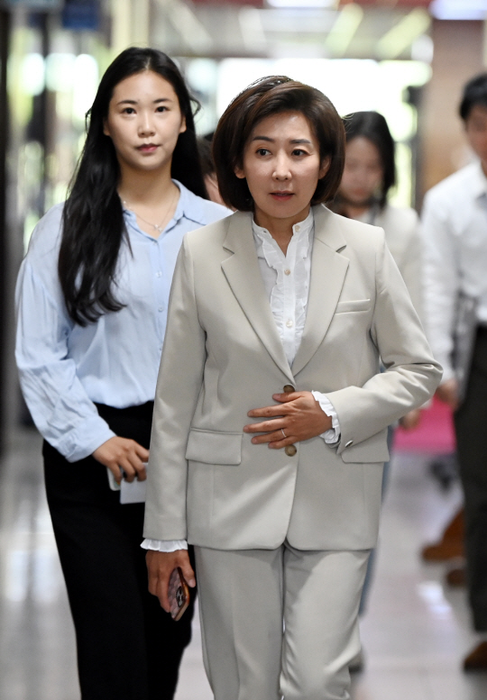 나경원 국민의힘 당선인이 23일 오전 서울 여의도 국회에서 중진 당선인 간담회에 참석하기 위해 원대대표실로 들어가고 있다. 박윤슬 기자