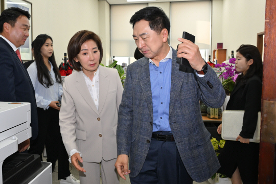 국민의힘 나경원 당선인과 김기현 의원이 23일 국회에서 열린 4선 이상 중진 간담회를 마치고 나오고 있다. 연합뉴스(공동취재)