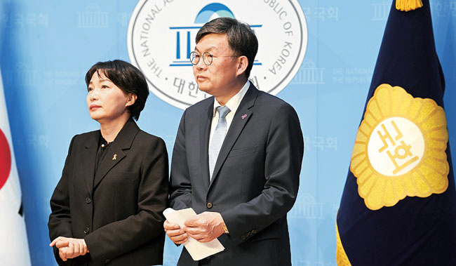 더불어민주연합 내 시민사회 추천 인사였던 서미화(왼쪽)·김윤 당선인이 25일 오전 국회 소통관에서 더불어민주당행을 선택했음을 알리는 기자회견을 하고 있다.  곽성호 기자