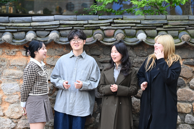 최근 ‘청년 문화예술패스’를 사용해 공연·전시를 관람한 2005년생 청년들은 “문화생활을 하는 것의 매력과 즐거움을 깨달았다. 앞으로도 이런 기회가 많아져 청년들이 부담 없이 문화·예술을 즐길 수 있으면 좋겠다”고 했다. 왼쪽부터 정서현, 장건희, 장영, 이예은 씨.  박윤슬 기자