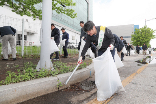 인천국제공항공사는 지난 24일 인천공항 물류단지 일대에서 물류단지 입주기업과 함께 ‘인천공항 물류단지 봄철 화재예방 플로깅 캠페인’을 진행했다. 인천국제공항공사 제공