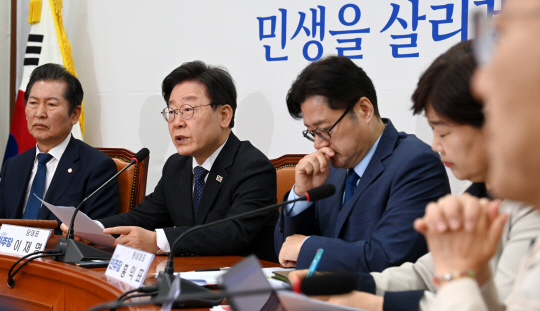 이재명(왼쪽 두번째)더불어민주당대표가 26일 오전 국회에서 열린 최고위원회의에서 모두발언을 하고 있다. 곽성호 기자
