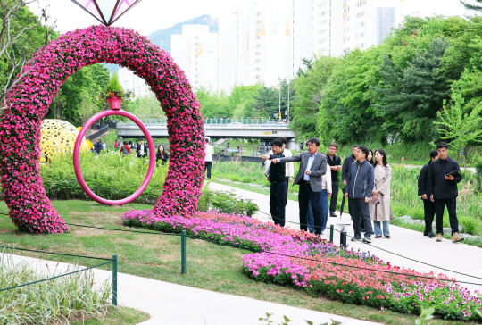 오승록(왼쪽 세번째) 서울 노원구청장이 당현천 매력정원 조형물을 살펴보고 있다. 노원구청 제공