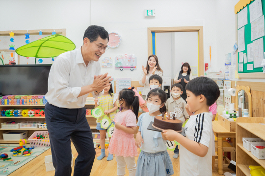 이기재 양천구청장이 지역 아동들과 소통 중이다.양천구청 제공