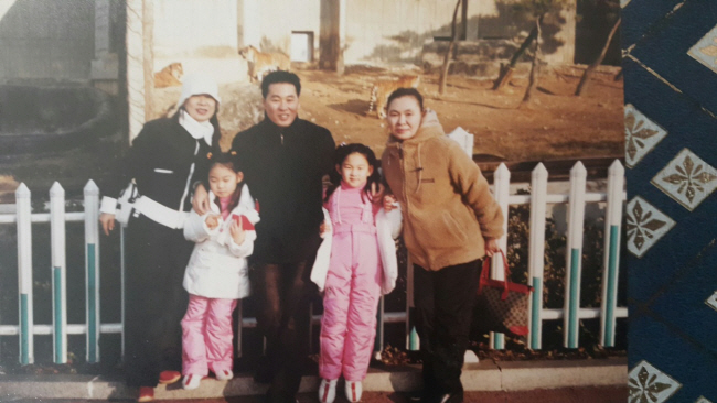 지난 2011년 3명에게 신장과 간을 기증하고 세상을 떠난 성경자(오른쪽 첫 번째) 씨와 아들 이상영(55·가운데) 씨 가족이 2005년 제주도로 여행 갔을 때 찍은 가족사진. 이상영 씨 제공