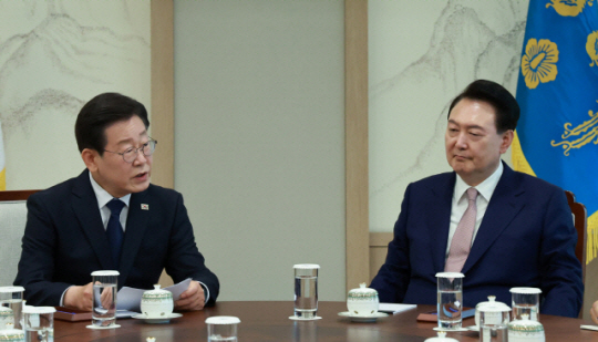 윤석열 대통령이 29일 서울 용산 대통령실 집무실에서 열린 영수회담에서 더불어민주당 이재명 대표의 발언을 듣고 있다. 연합뉴스