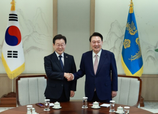 윤석열 대통령과 더불어민주당 이재명 대표가 29일 서울 용산 대통령실 집무실에서 열린 영수회담에서 악수하고 있다. 연합뉴스