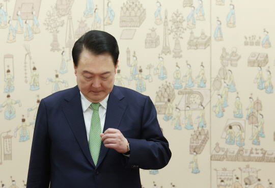윤석열 대통령이 26일 서울 용산 대통령실 청사에서 열린 주한대사 신임장 제정식에 참석해 각국 대사들의 신임장 전달을 기다리고 있다. 연합뉴스(대통령실통신사진기자단)