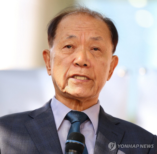윤재옥 국민의힘 당대표 권한대행 겸 원내대표가 29일 새 비상대책위원장에 황우여 당 상임고문을 지명했다. 위 사진은 지난해 10월 황 상임고문이 이스라엘 연대 지지 모임에서 발언하는 모습. 연합뉴스.