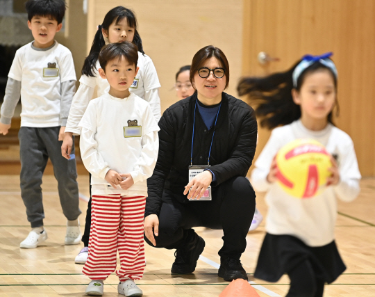 장미란 문화체육관광부 제2차관이 지난달 25일 경기도 용인시 마성초등학교에서 늘봄학교 일일강사로 나서 학생들과 함께 ‘초1 맞춤형 체육수업’을 하고 있다.뉴시스