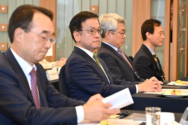 최상목(왼쪽 두 번째) 부총리 겸 기획재정부 장관이 29일 오전 서울 중구 한국프레스센터에서 중장기전략위원회 주최로 열린 미래전략포럼에 참석해 토론자들의 발표를 듣고 있다.   백동현 기자