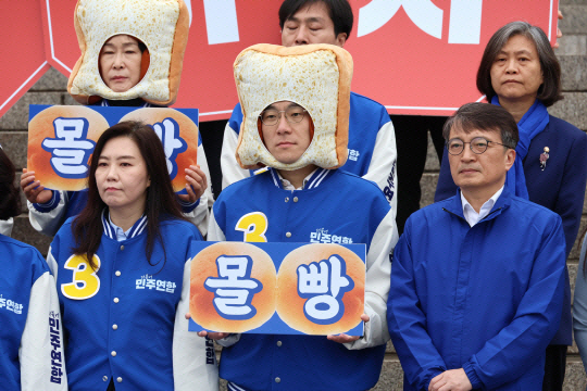 3월 28일 국회 본청 앞 계단에서 열린 더불어민주연합 총선 필승 출정식에서 김남국 의원이 ‘몰빵’ 팻말을 들고 있다.   연합뉴스
