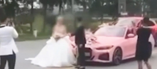 베트남에서 웨딩카 행렬이 도로에 멈춰서 기념촬영을 하는 바람에 교통정체가 빚어지는 황당한 사건이 발생했다. 뉴시스(@HONG QUANG)