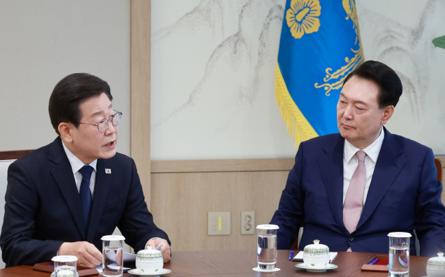 윤석열 대통령이 29일 오후 서울 용산 대통령실 집무실에서 열린 ‘윤·이 회담’ 모두발언을 통해 국정운영 기조 전환을 촉구하는 이재명 더불어민주당 대표를 물끄러미 바라보고 있다.  연합뉴스
