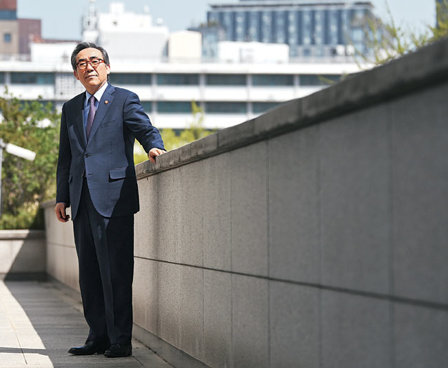 벽은 누구에게나 있다. 개인도 사회도, 국가도 마찬가지다. 4대 열강에 둘러싸인 대한민국은 항상 냉혹한 국제정세를 고민하고 생존과 번영의 길을 찾아야 한다. 문화일보와 인터뷰를 가진 조태열 외교부 장관이 지난 4월 12일 정부서울청사에서 외교현안 설명에 앞서 사진촬영을 하면서 담에 손을 얹고 전방을 바라보고 있다.박윤슬 기자