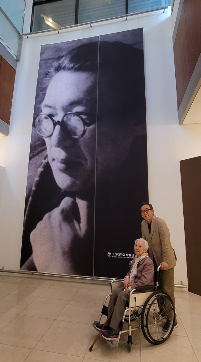지난 2020년 11월 서울 성북구 안암동 고려대 박물관에서 열린 ‘조지훈 탄생 100주년 기념주간’ 행사에 참석해 아버지 조지훈 시인의 대형 사진을 배경으로 포즈를 취한 조태열 외교부 장관과 조 장관의 어머니인 김위남 여사. 외교부 장관실 제공