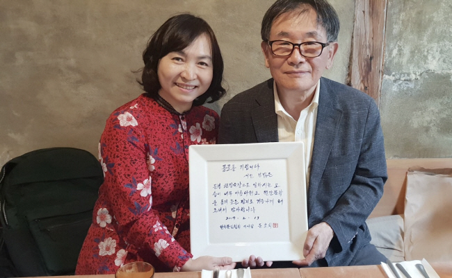 문효치(오른쪽) 시인이 지난 2019년 한국문인협회 이사장에서 퇴임하며 당시 문협 편집국장으로 일했던 필자(김밝은 시인)에게 수고했다는 인사로 직접 글과 글씨를 쓰고 도자기로 구운 공로패를 선물해줬다.