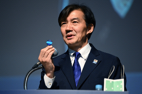 조국 조국혁신당 대표가 지난 23일 오후 광주 서구 김대중컨벤션센터 다목적홀에서 열린 조국혁신당 22대 국회의원선거 광주전남 승리 보고대회에 참여해 당원들이 만들어준 배지를 들어보이고 있다. 뉴시스