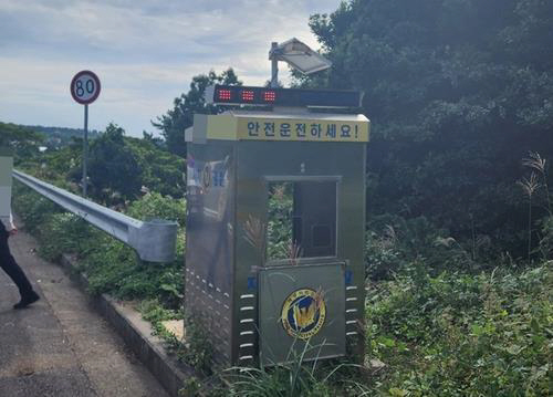 사라진 이동식 과속단속 카메라가 설치됐던 무인 부스. 서귀포경찰서 제공