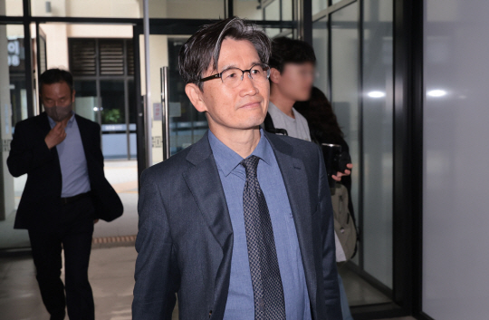 오동운 고위공직자범죄수사처장(공수처장) 후보자가 지난달 30일 경기 과천시에 마련된 인사청문회준비단 사무실로 출근하고 있다. 연합뉴스