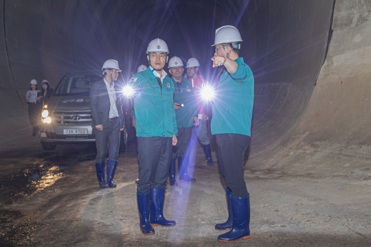 이기재 양천구청장이 풍수해 대비 신월빗물저류배수시설을 현장점검 중이다.양천구청 제공