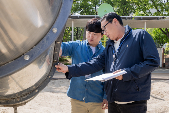 양천구 점검반원들이 관내 어린이 놀이시설 전수 점검 중이다.양천구청 제공