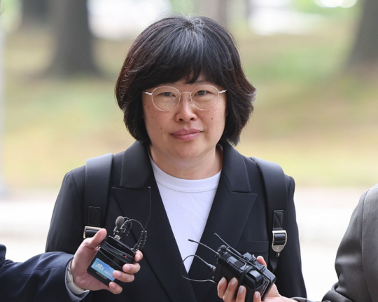 유재은 국방부 법무관리관이 지난달 26일 해병대 채모 상병 순직 사건 수사외압 의혹 관련 조사를 받기 위해 정부과천청사 고위공직자범죄수사처(공수처)로 들어가고 있다.  연합뉴스