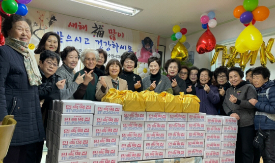 전몰군경미망인회 수원시지회 회원들과 국가보훈대상자들이 올해 2월2일 경기 수원 장안구 보훈복지타운을 찾아 떡 나눔행사 후 기념촬영을 하고  있다. 수원시청 제공