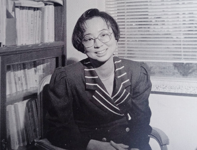 필자가 대학에 다닐 때 격려와 사랑으로 이끌어주셨던 유흥옥 교수님의 당시 모습.