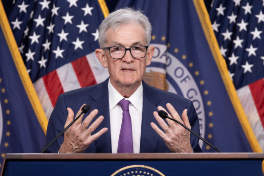 제롬 파월 미국 연방준비제도 의장이 1일 워싱턴 DC에서 열린 FOMC 후 기자회견을 하고 있다.EPA 연합뉴스