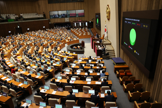 2일 국회에서 열린 본회의에서 여야 합의로 ‘이태원 참사 진상규명 특별법’이 통과되고 있다. 연합뉴스
