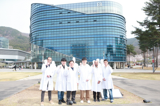 반영구적 차세대 배터리인 ‘양방향 탄소동위원소 염료감응 베타전지’를 개발한 인수일 대구경북과학기술원(DGIST) 에너지공학과 교수 연구팀. DGIST 제공