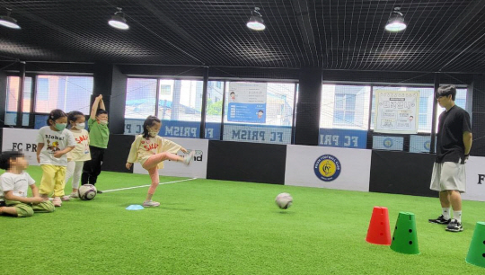 서울 영등포구에서 진행하는 ‘핫둘핫둘서울 유아 스포츠단’에 참여한 어린이들이 실내 축구를 배우고 있다.   영등포구청 제공