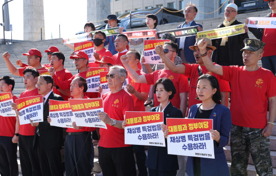 고(故) 채모 해병대 상병 사망사건 외압 논란의 진상 규명을 위한 ‘채상병 특검법’이 국회 본회의를 통과한 2일 서울 여의도 국회 본청 계단에서 박주민 더불어민주당 의원과 해병대 예비역 연대 회원들이 정부여당의 특검법 수용을 촉구하며 구호를 외치고 있다. 뉴시스 제공