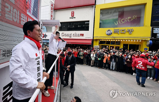 4·10 총선 실시 이틀 전인 지난달 8일 한동훈 국민의힘 비상대책위원장이 경기 이천시 중리천로에서 열린 ‘국민의힘으로 이천 살리기’ 지원유세에서 지역구에 출마한 송석준 의원의 지지를 호소하는 모습. 연합뉴스.