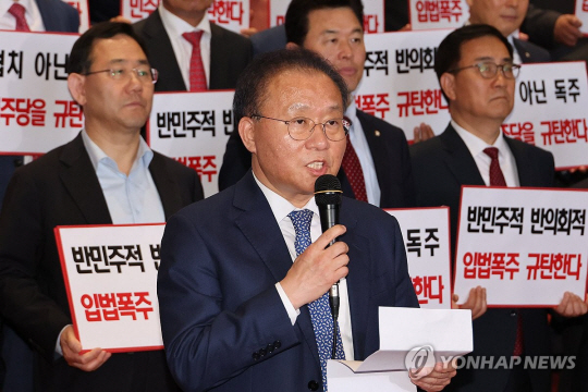 윤재옥 국민의힘 원내대표가 2일 오후 국회 본회의장 앞 계단에서 ‘해병대 채모 상병 특별검사법’ (채상병 특검법)을 단독 처리한 더불어민주당을 규탄하고 있다. 연합뉴스.