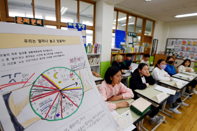 지난 4월 25일 서울 강북구 송중초 6학년 2반 학생들이 오는 5일 102번째 ‘어린이날’을 앞두고 ‘나에게 놀이란’ 주제로 수업하고 있다. 한 학생의 하루 시간표에는 학원에 가거나 숙제를 하는 시간이 5시간인 데 반해 놀이 및 휴식 시간은 2시간 남짓이다.  윤성호 기자