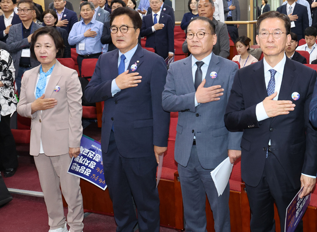 지난달 29일 국회 의원회관에서 열린 더민주혁신회의 주최 총선평가 및 조직 전망 논의 간담회에서 추미애(왼쪽부터) 제22대 국회의원 선거 당선인, 우원식 더불어민주당 의원, 강위원 더민주전국혁신회의 공동대표, 정성호 민주당 의원이 국민의례를 하고 있다. 뉴시스