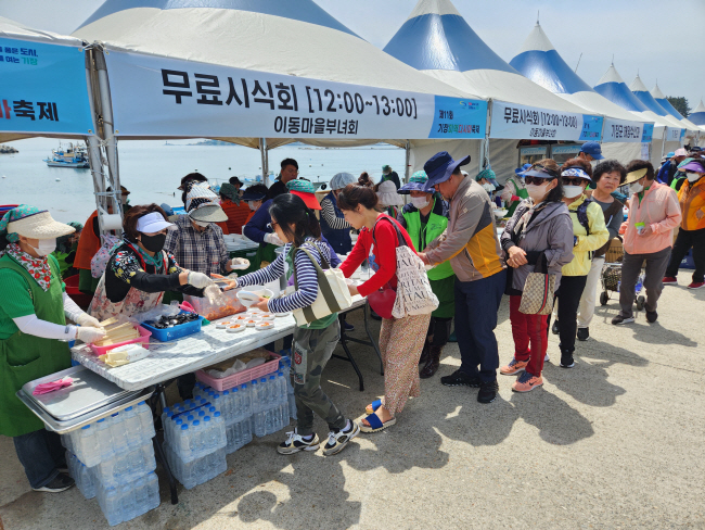 지난달 26일 열린 부산 기장 미역·다시마 축제에서 고령의 이동마을 부녀회원들이 시식회를 진행하고 있다.  기장군청 제공