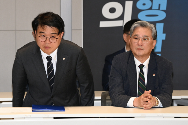 임현택 대한의사협회 신임 회장이 2일 오전 서울 용산구 의협회관에서 열린 취임식에 참석해 인사를 하고 있다. 문호남 기자