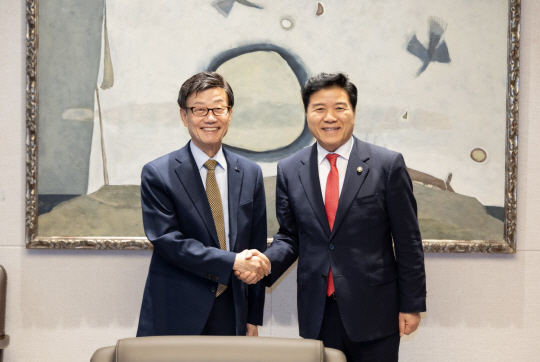 김경안(오른쪽) 새만금개발청 청장은 지난 2일 한국무역협회 윤진식 회장을 만나 새만금 투자유치 성과를 소개하고, 새만금 입주기업 지원을 위한 방안 등을 논의했다. 새만금개발청 제공